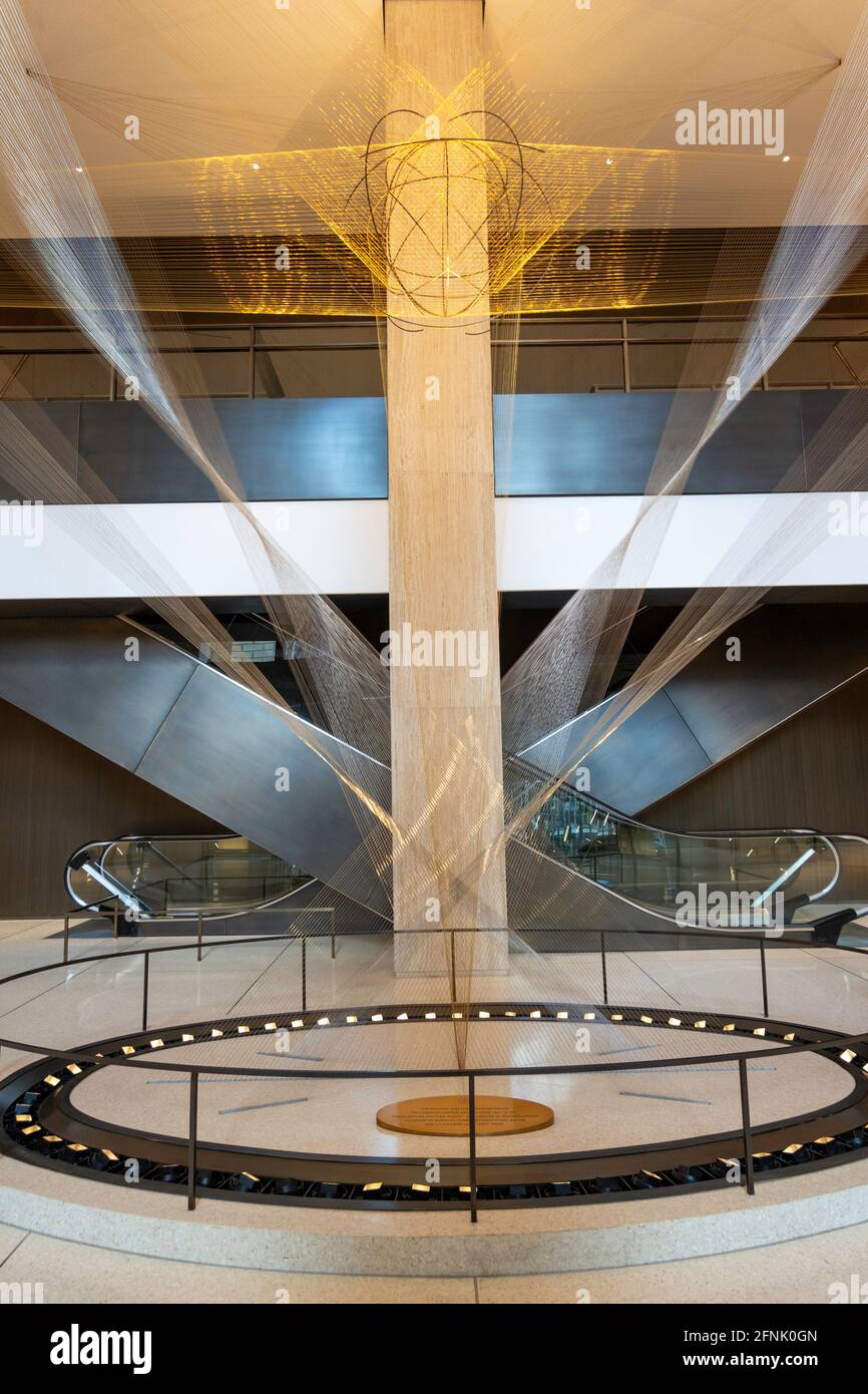 „Flug“-Drahtskulptur von Richard Lippold im ehemaligen Pan am Building, 200 Park Avenue, jetzt MetLife Building, New York City, USA Stockfoto