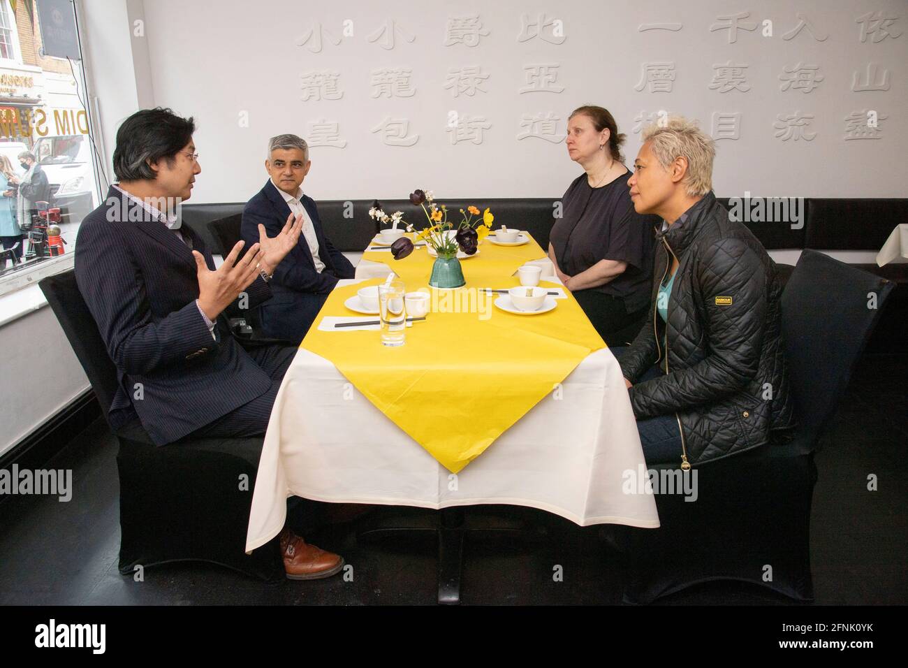 London, Großbritannien. Mai 2021. Der Bürgermeister von London, Sadiq Khan (2. L), sitzt am 17. Mai 2021 in der Dumplings' Legend in Chinatown in London, Großbritannien. Die Sperre wurde am Montag in ganz Großbritannien weiter gelockert, trotz der Besorgnis über die Risiken, die durch Coronavirus-Varianten, vor allem die, die erstmals in Indien entdeckt wurden, entstehen. Ab Montag dürfen Pubs, Bars und Restaurants in England im Innenbereich geöffnet werden, während die Innenunterhaltung wieder aufgenommen wird, darunter Kinos, Museen und Kinderspielplätze. Quelle: Ray Tang/Xinhua/Alamy Live News Stockfoto