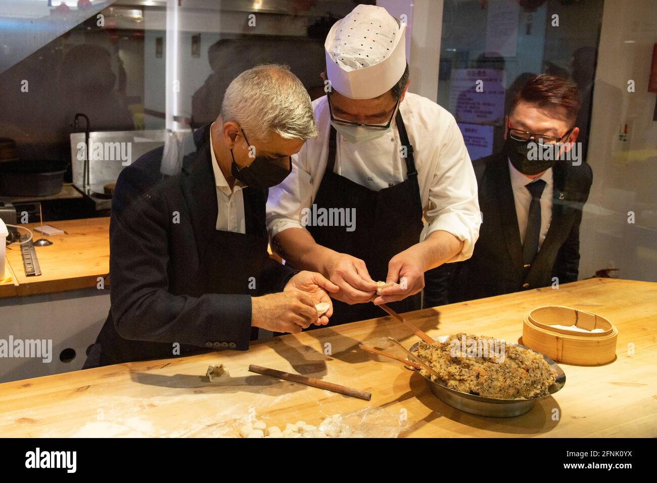 London, Großbritannien. Mai 2021. Der Bürgermeister von London, Sadiq Khan (L), macht am 17. Mai 2021 in London, Großbritannien, einen Knödel auf der Nockerlegende. Die Sperre wurde am Montag in ganz Großbritannien weiter gelockert, trotz der Besorgnis über die Risiken, die durch Coronavirus-Varianten, vor allem die, die erstmals in Indien entdeckt wurden, entstehen. Ab Montag dürfen Pubs, Bars und Restaurants in England im Innenbereich geöffnet werden, während die Innenunterhaltung wieder aufgenommen wird, darunter Kinos, Museen und Kinderspielplätze. Quelle: Ray Tang/Xinhua/Alamy Live News Stockfoto