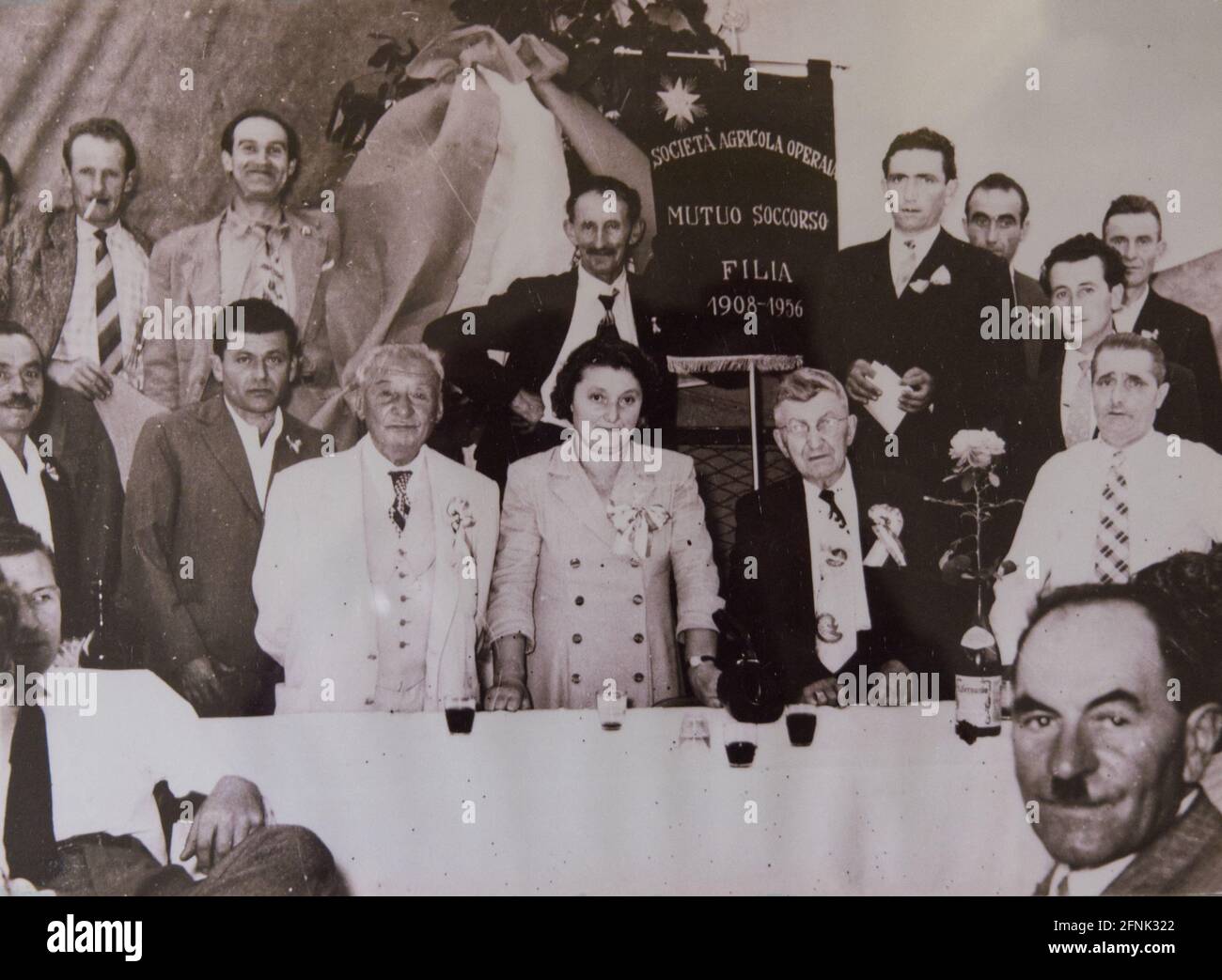 Piemont, Italien - 60er Jahre: Gruppenfoto der Tochtergesellschaften der landwirtschaftlichen Hilfsgesellschaft von Castellamonte Stockfoto