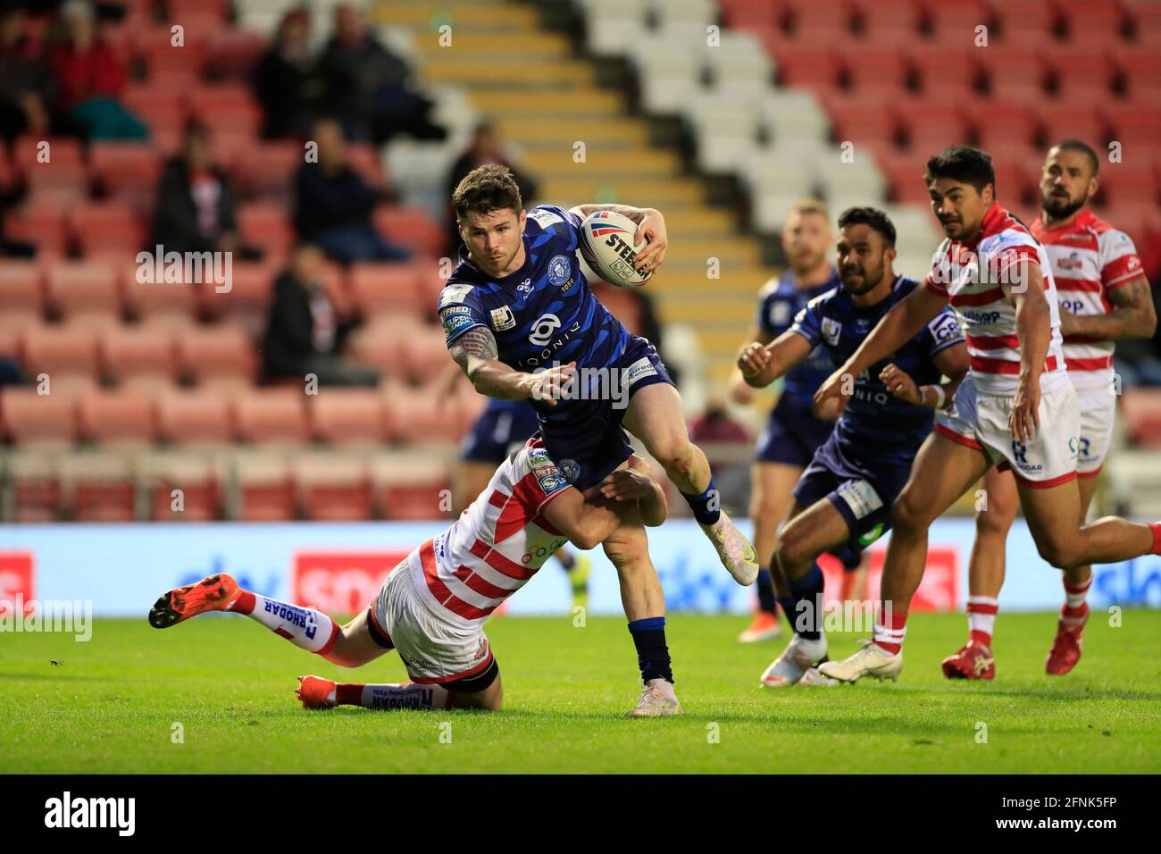 John Bateman #13 von Wigan Warriors läuft mit dem Ball Stockfoto