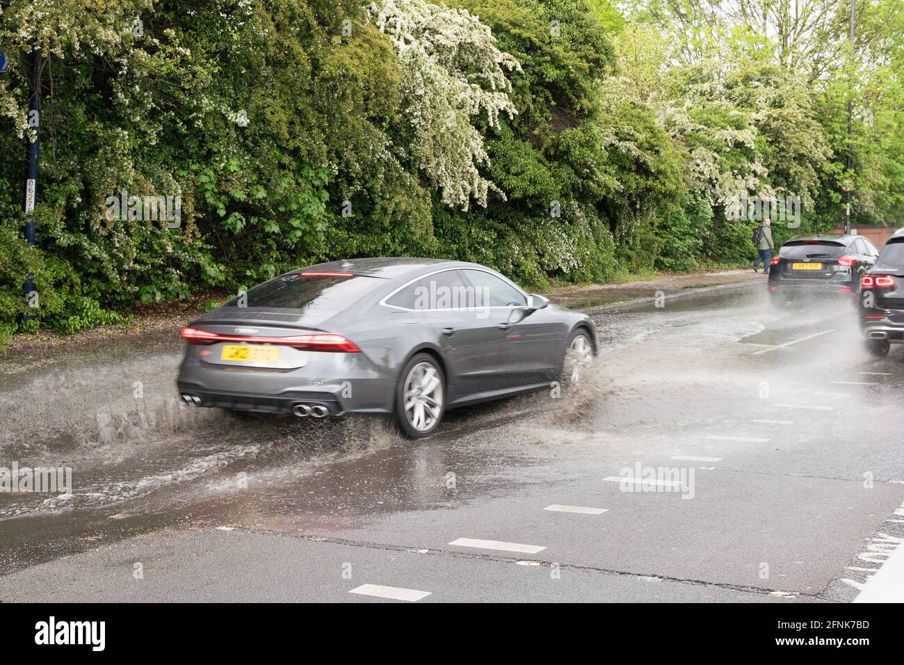 Auto macht Splash von Sturzflut auf Süd-Kreisstraße, Greater London, England Stockfoto