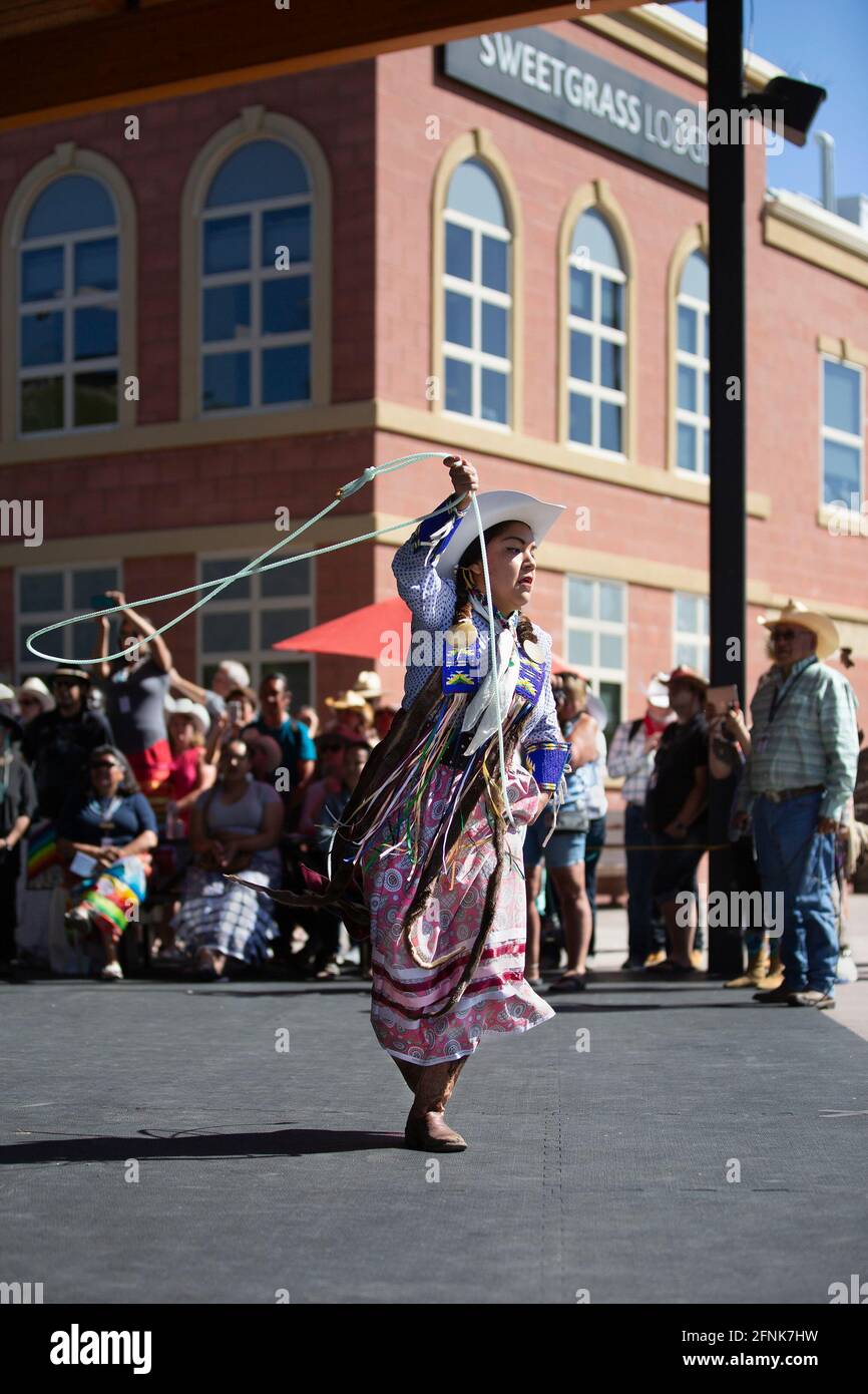 Weibliche indigene Tänzerin, die im Elbow River Camp, einer Ausstellung der First Nations, die Teil der Calgary Stampede ist, Cowboytanz aufführt Stockfoto