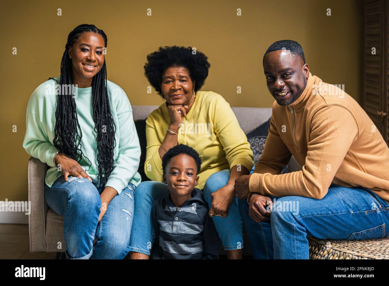 Porträt einer lächelnden Familie mit mehreren Generationen zu Hause Stockfoto