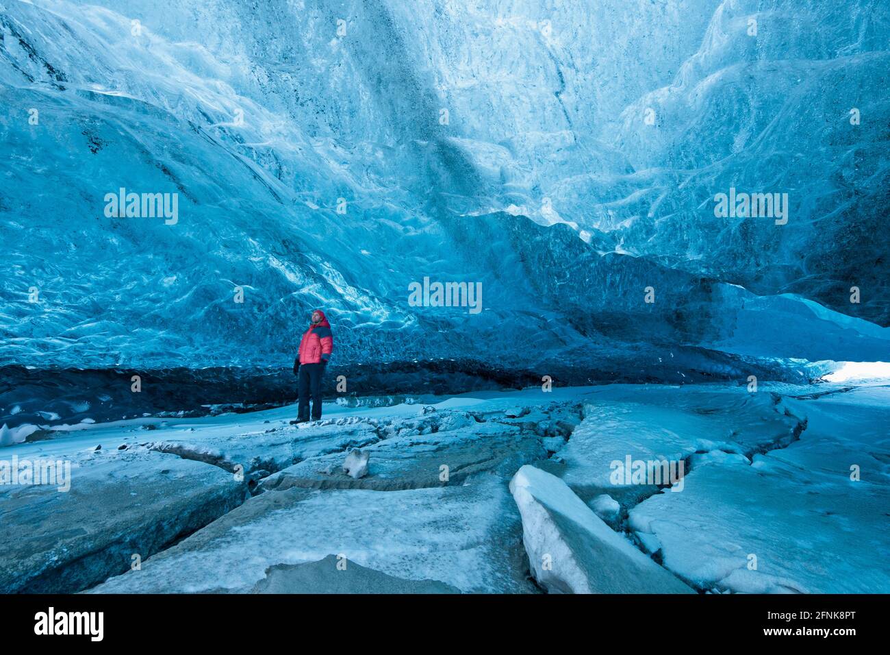 Eine Eiskave unter dem Vatnajokull erkunden - Europas größter Gletscher Stockfoto