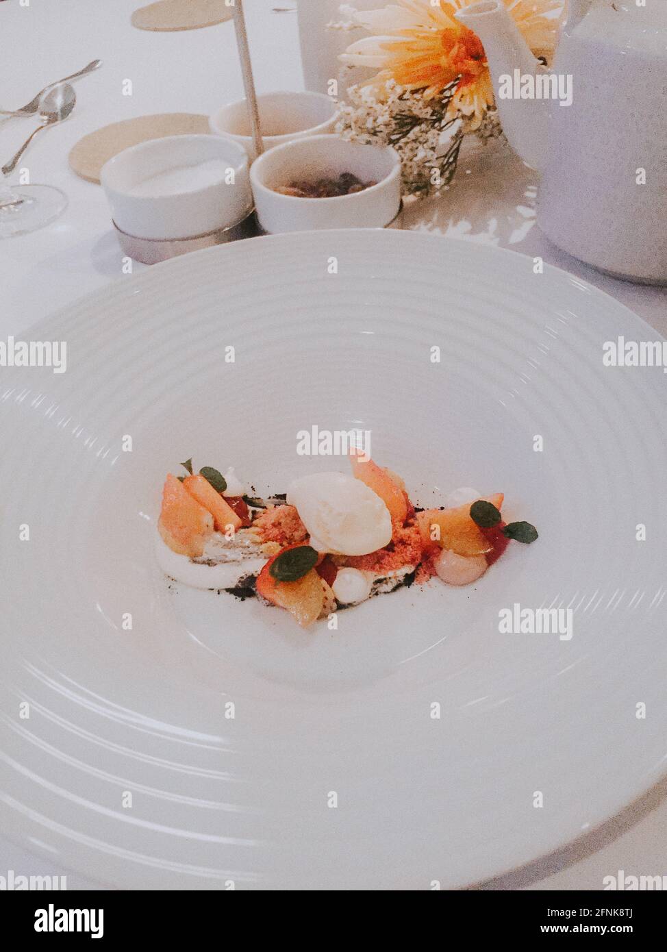 Dessert in einem großen weißen Teller molekulare Küche Stockfoto