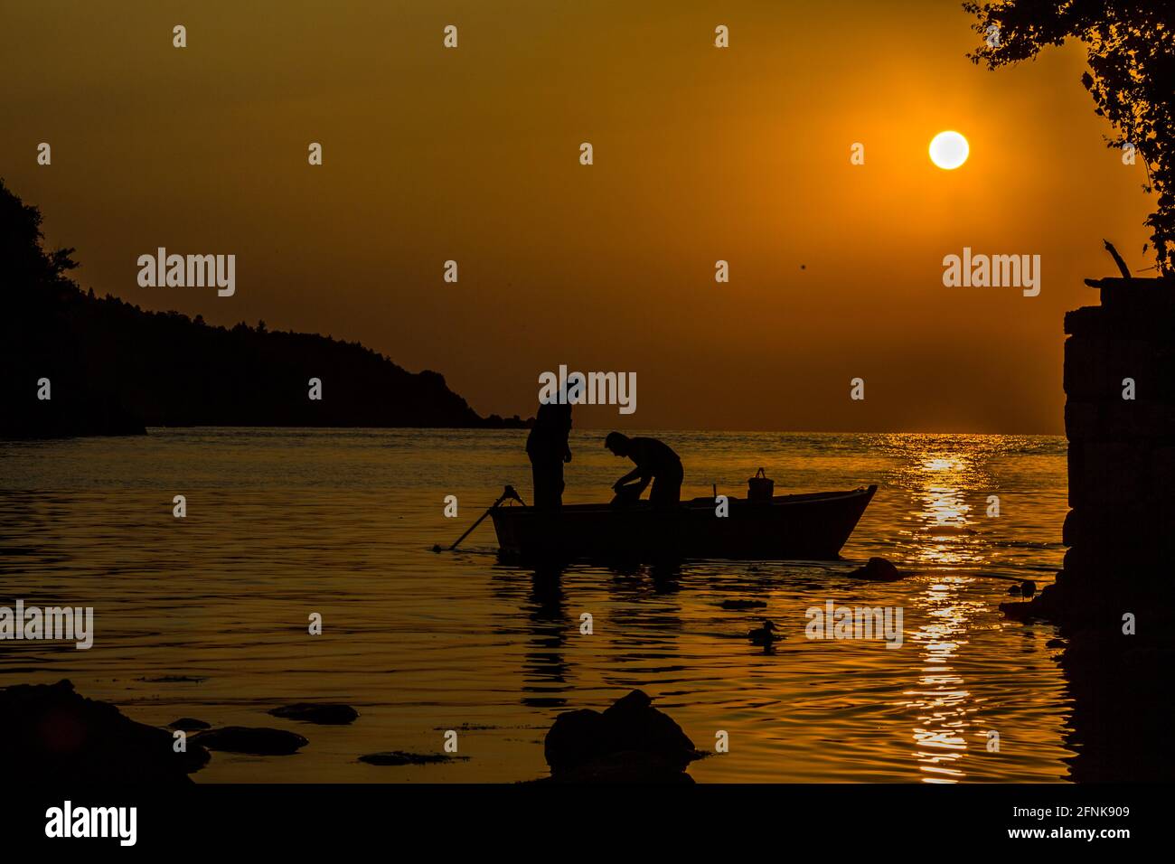 Hochauflösende Sonnenuntergangsansicht der Stadt Rize in der Türkei. Das einzigartige Bild, das durch die Schatten am Strand entsteht, verschönert das Ende des Tages. Stockfoto