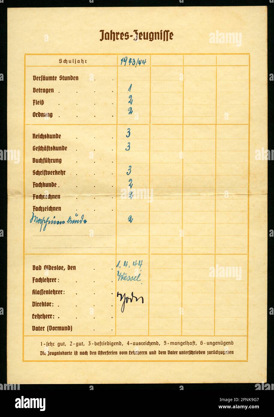 Europa, Deutschland, Schleswig-Holstein, Bad Oldesloe, Kreisberufsschule des Kreises StorMan, Zeugniskarte ( Jahreszeugnis ) für das Schuljahr 1943-1944 , ausgestellt am 01. 04. 1944 , Rechte werden nicht vertreten . / Europa, Deutschland, Schleswig-Holstein, Bad Oldesloe, Kreisberufsschule, Zertifikat für das Schuljahr 1943-1944, ausgestellt 01. 04. 1944 gibt es keine Rechte. Stockfoto