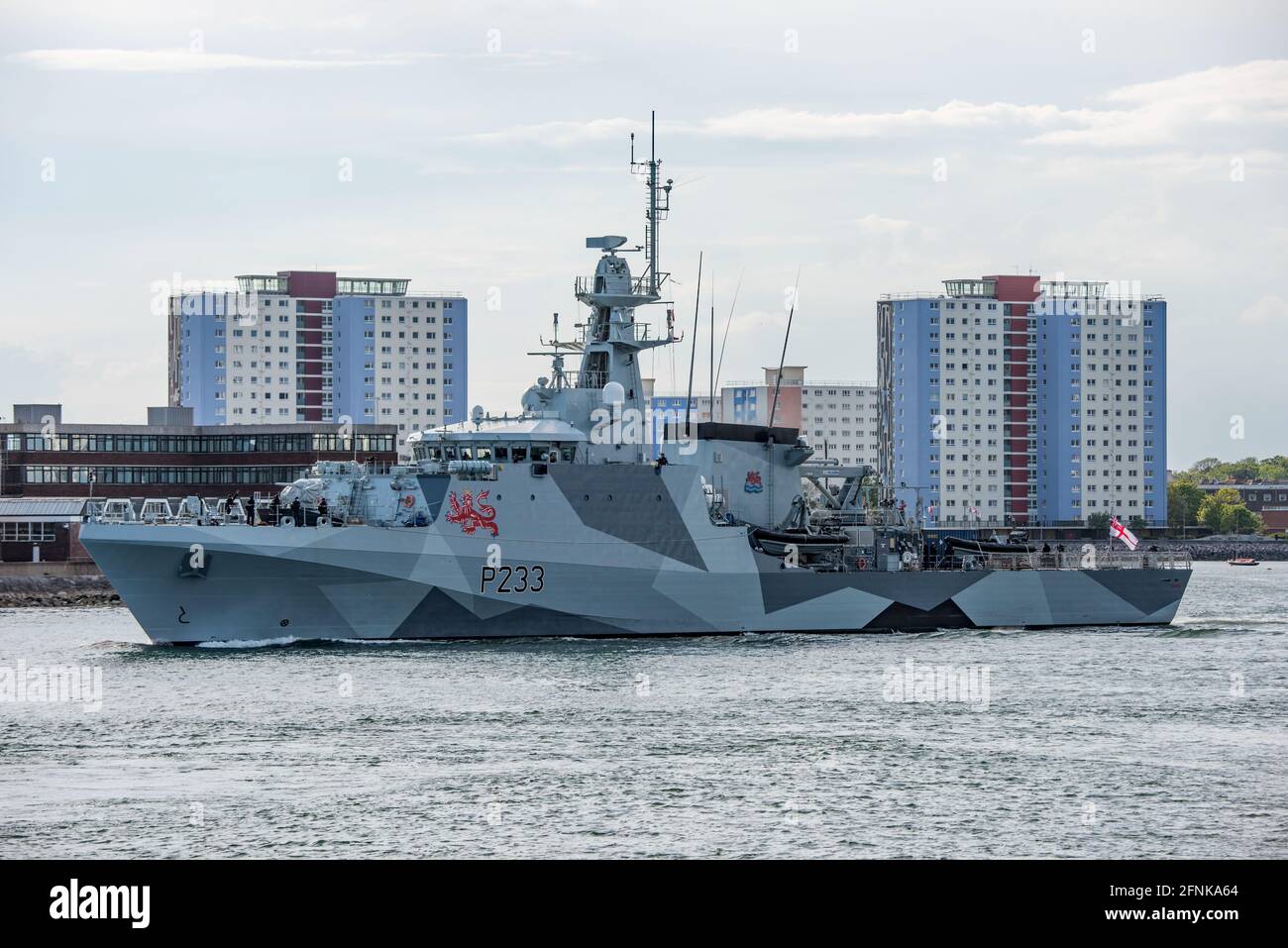 Das Royal Navy-Patrouillenschiff HMS Tamar (P233) in seiner schillernden Tarnlackierung verließ Portsmouth, Großbritannien, am Nachmittag des 17. Mai 2021. Stockfoto