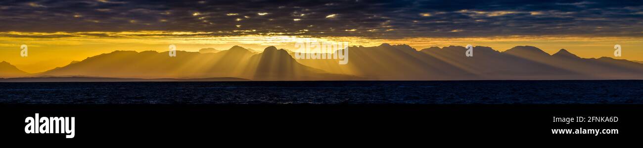 Panorama des Sonnenaufgangs über dem Meer von der Falsa Bay in der Nähe von Kapstadt, Südafrika Stockfoto