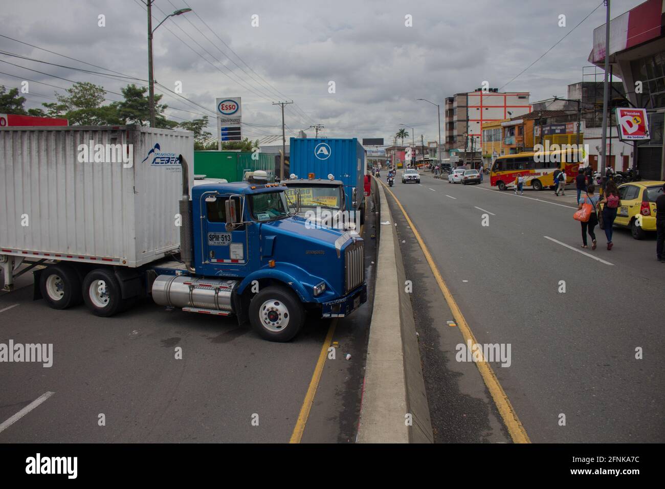 Ein LKW blockiert eine Hauptstraße, als nationale Trucker am Kreisverkehr von Dosquebradas - Santa Rosa de Cabal Risaralda, Kolumbien, 17. Mai 2021, eintreffen. Im Rahmen der Anti-Regierung-Proteste in Kolumbien, die in 20 Tagen Demonstration gegen Polizeibrutalität und Gesundheits- und Steuerreformen von Präsident Ivan Duque mindestens 40 Tote geführt haben. Stockfoto