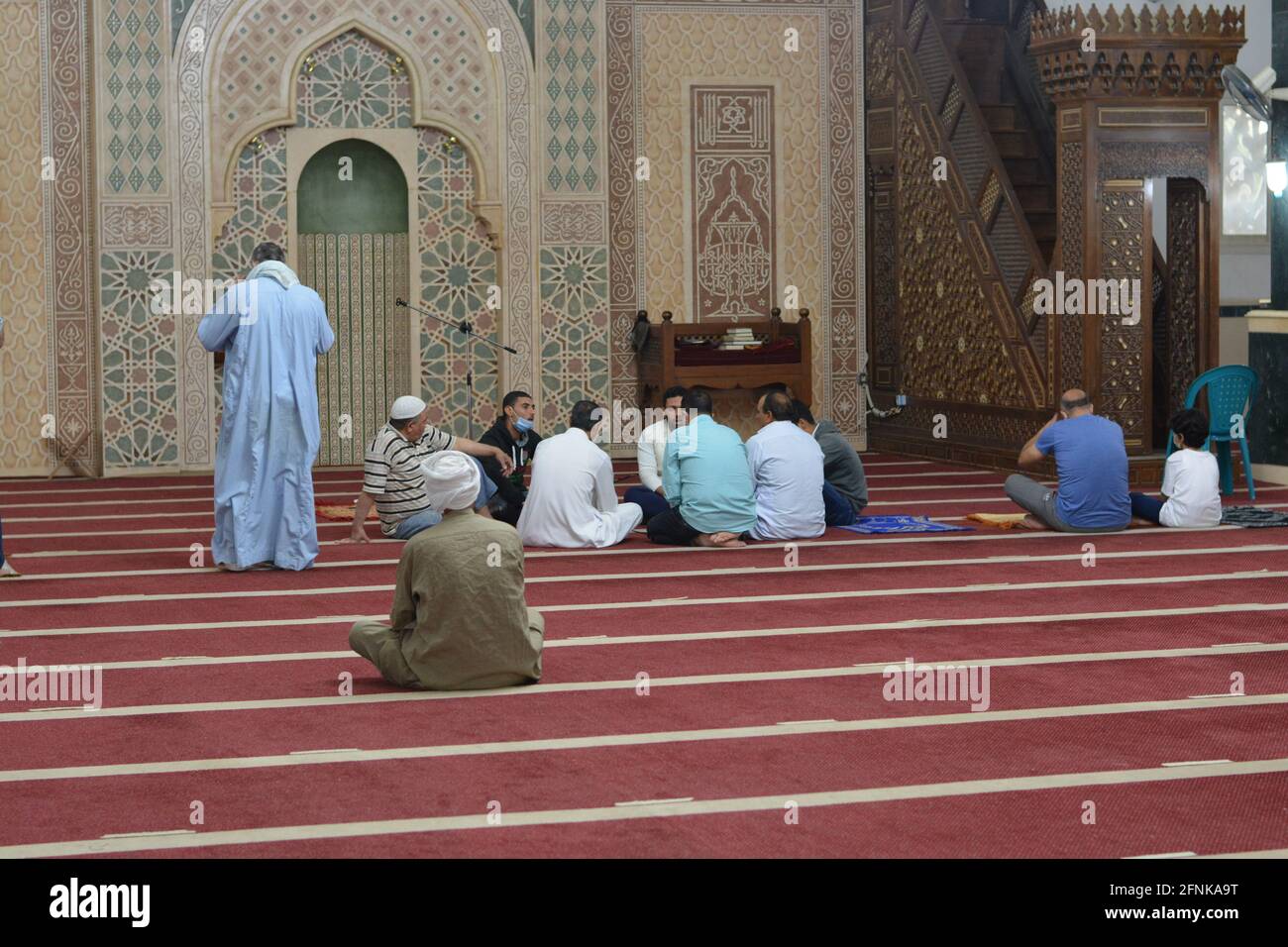 Muslime führen erste Eid Al-Fitr-Gebete in Moscheen in Covid-19 durch Pandemie-Ära im Rahmen der jüngsten Anti-Coronavirus-Sicherheitsmaßnahmen in großen Unternehmen Moscheen Stockfoto
