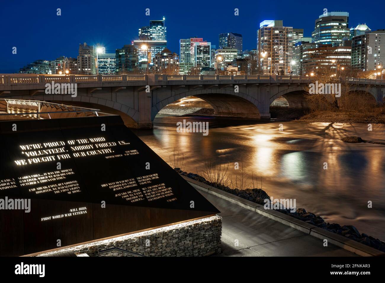 Calgary Alberta Kanada, 01 2021. Mai: Öffentliches Versammlungsgebiet am Wasser entlang des Bow River und Memorial Drive in der Innenstadt von Calgary bei Nacht. Stockfoto