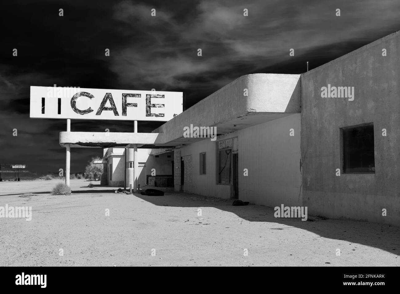 Verlassene Cafe in Schwarz und Weiß Stockfoto
