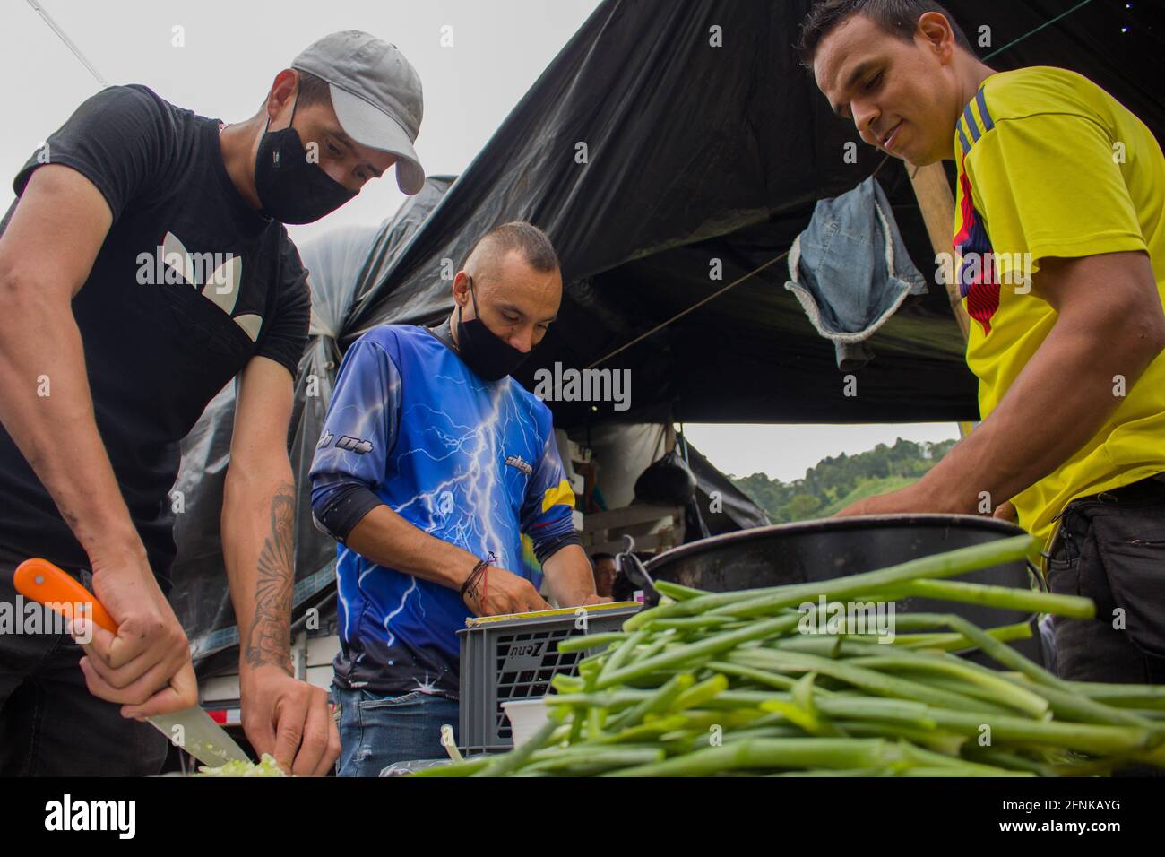 Dosquebradas, Risaralda, Kolumbien. Mai 2021. Trucker, die an der Blockade teilnehmen, bereiten Lebensmittel für andere im Protestas National Trucker Streik in Dosquebradas- Santa Rosa de Cabal Verkehrskreis Risaralda, Kolumbien 17. Mai 2021. Im Rahmen der Anti-Regierung-Proteste in Kolumbien, die in 20 Tagen Demonstration gegen Polizeibrutalität und Gesundheits- und Steuerreformen von Präsident Ivan Duque mindestens 40 Tote geführt haben. Quelle: Sebastian Osorio/LongVisual/ZUMA Wire/Alamy Live News Stockfoto