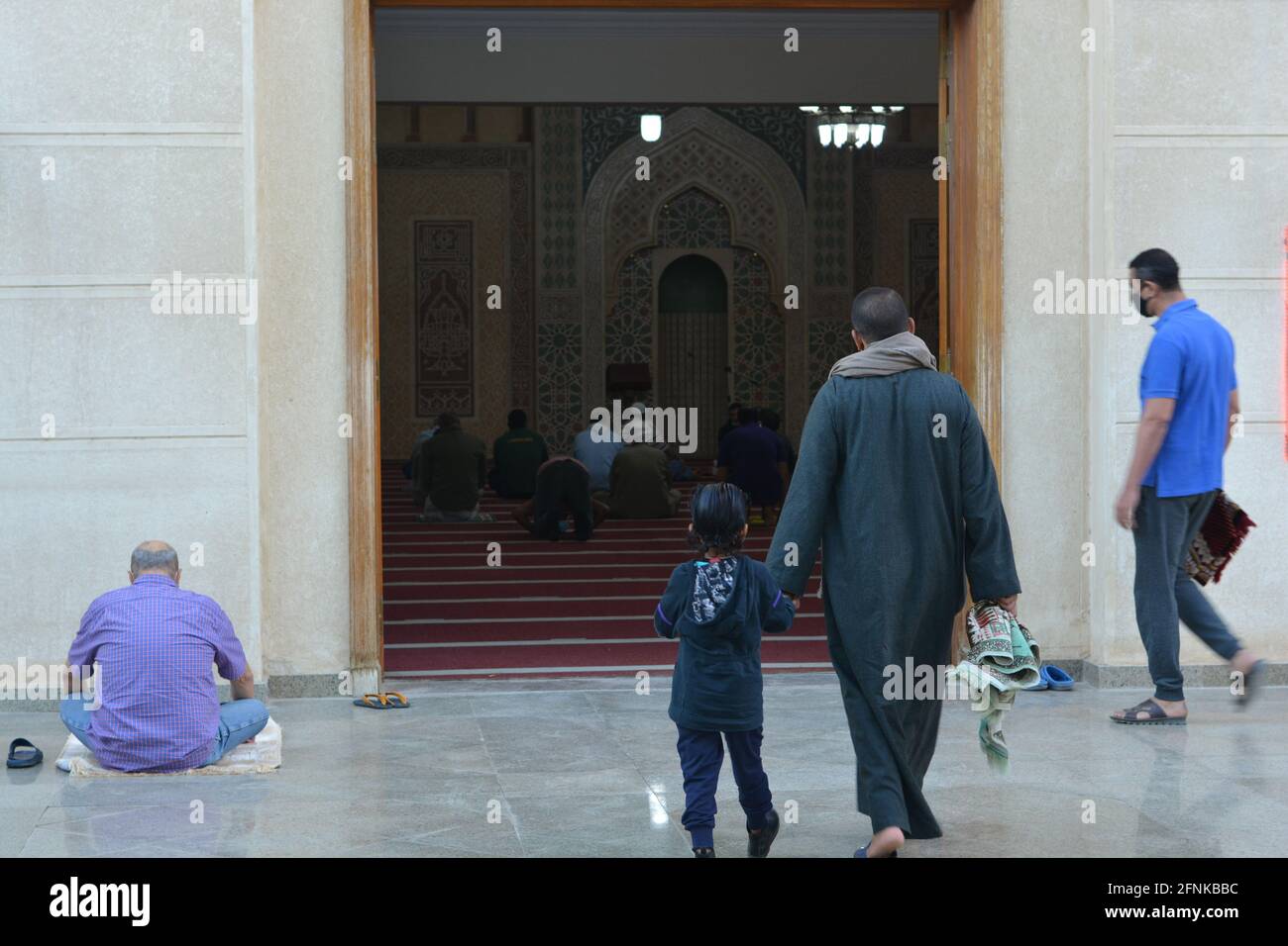 Muslime führen erste Eid Al-Fitr-Gebete in Moscheen in Covid-19 durch Pandemie-Ära im Rahmen der jüngsten Anti-Coronavirus-Sicherheitsmaßnahmen in großen Unternehmen Moscheen Stockfoto