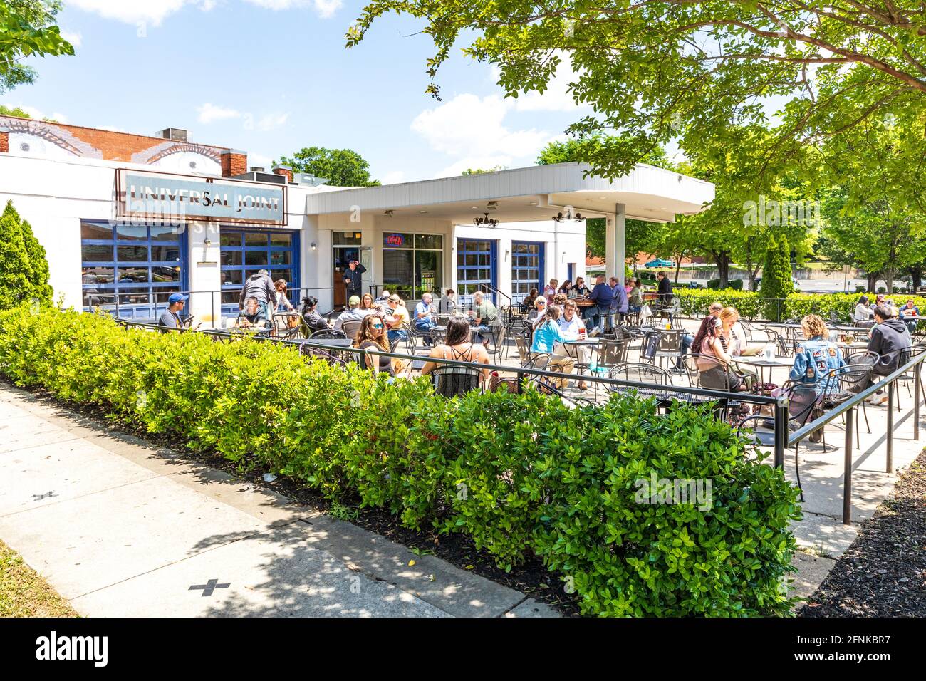 CHATTANOOGA, TN, USA-7 MAY 2021: Ein sonniger Frühlingstag im Universal Joint, einem Outdoor-Venu, an dem sich mehrere junge Erwachsene entspannen können. Stockfoto