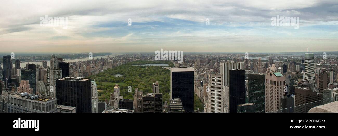 Panoramablick über den Tag auf die Skyline von Manhattan und den Central Park von der Aussichtsplattform „Top of the Rock“, New York, USA Stockfoto