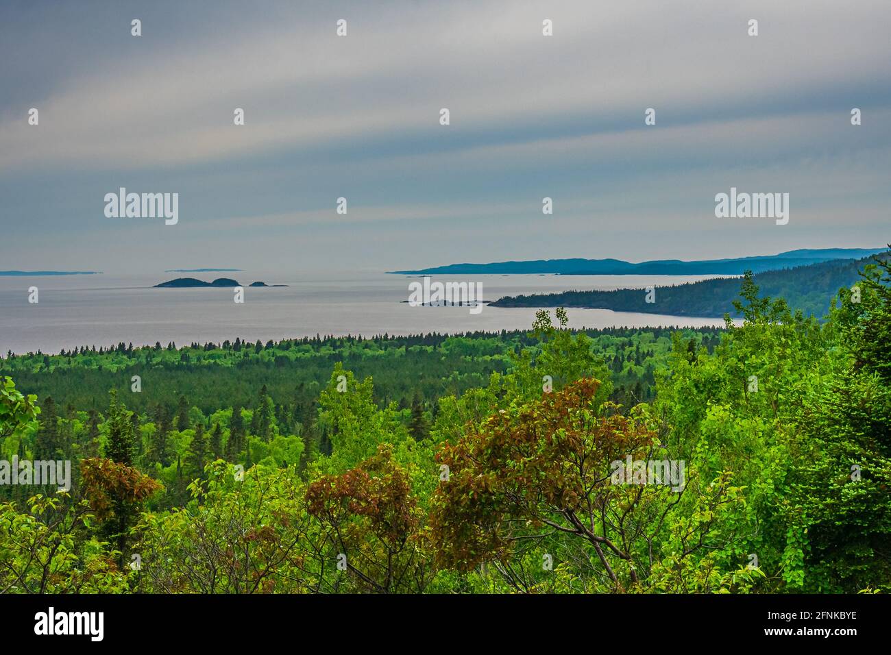 Terrasse mit Blick auf die Bucht im Sommer Stockfoto