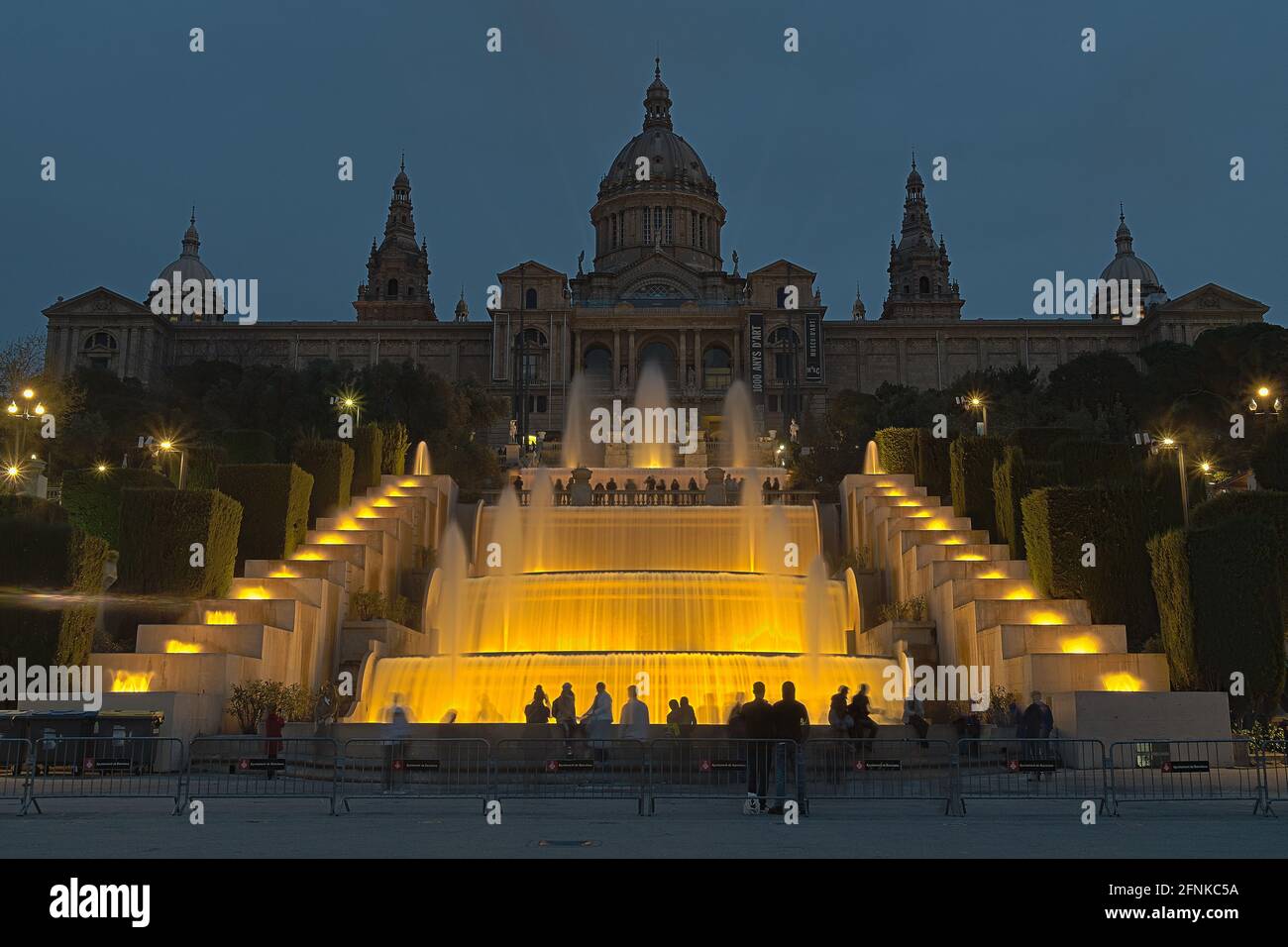 Der prächtige Palau Nacional mit beleuchteten Brunnen bei Nacht, Barcelona, Spanien Stockfoto