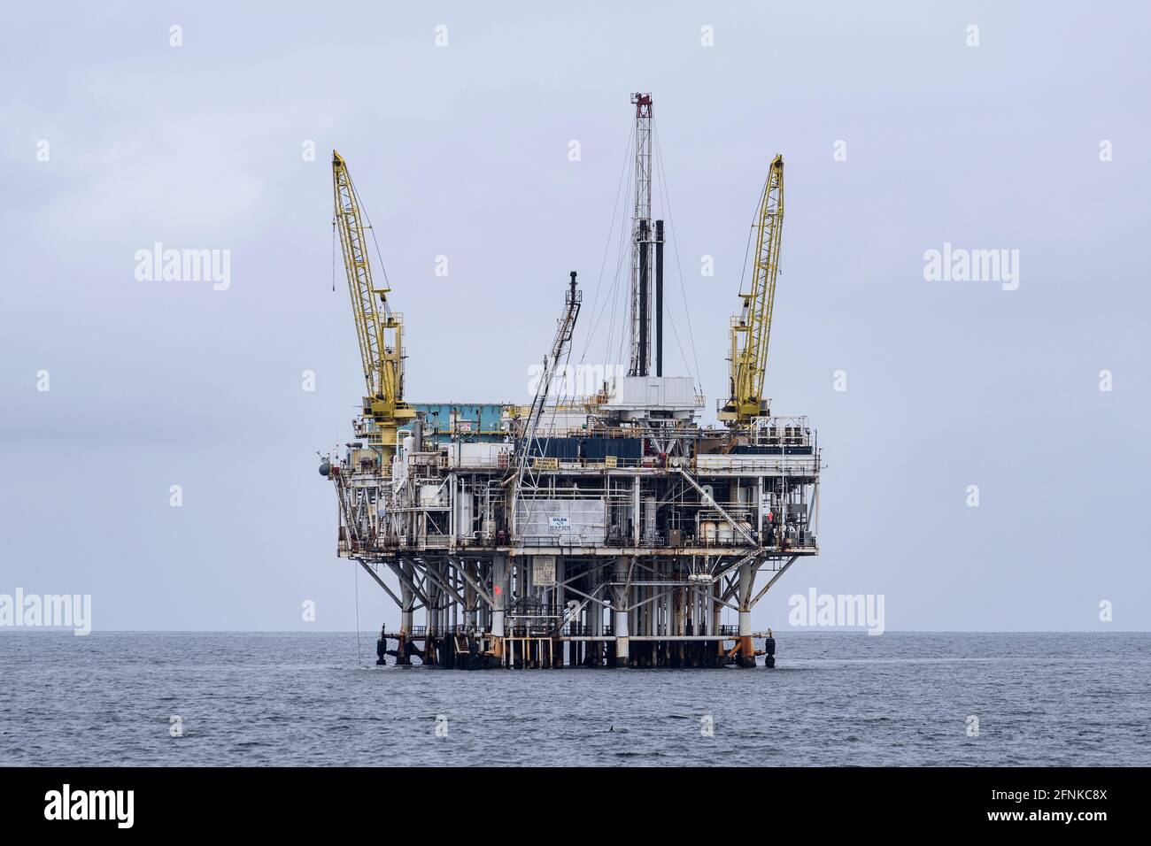 Ventura, California, USA - 11. Mai 2021: Ruhige bedingungen im pazifischen Ozean auf der Offshore-Ölbohrplattform Gilda in der Nähe des Channel Islands National Park Stockfoto