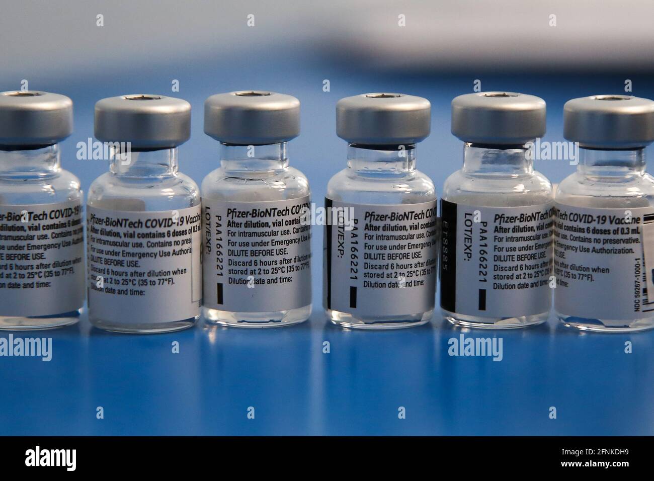 London, Großbritannien. Mai 2021. Fläschchen mit Pfizer- und BioNTech Covid-19-Impfstoff in einem Impfzentrum in London. Kredit: SOPA Images Limited/Alamy Live Nachrichten Stockfoto