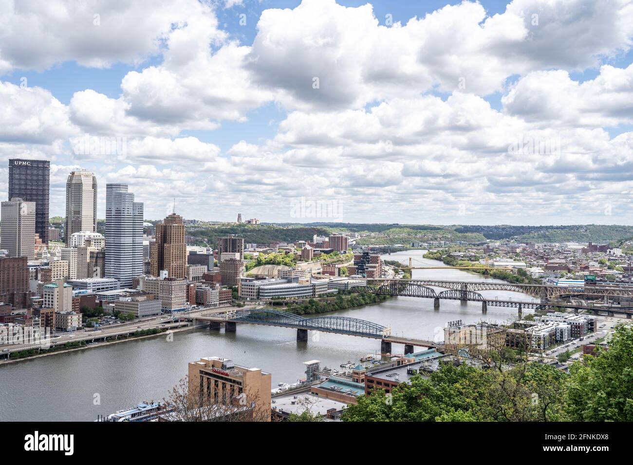 Pittsburgh, Pennsylvania -12. Mai 2021-. Blick auf die Skyline von Pittsburgh mit dem Monongahela River und den Brücken Stockfoto