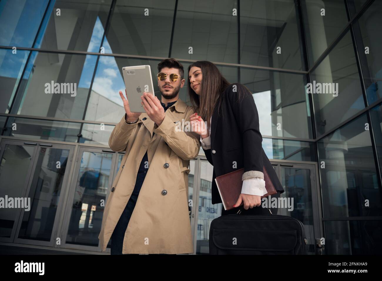 Geschäftsleute sind mit ihren Plänen zufrieden Auf dem Tablet Stockfoto