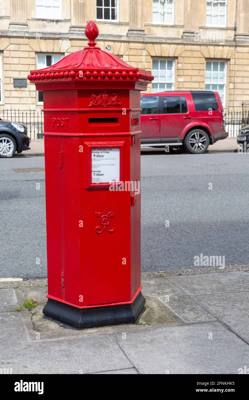 Säulenkasten aus rotem Gusseisen c 1865, sechseckiger Penfold-Typ, Great Pulteney Street, Bath, Somerset, England, Großbritannien Stockfoto
