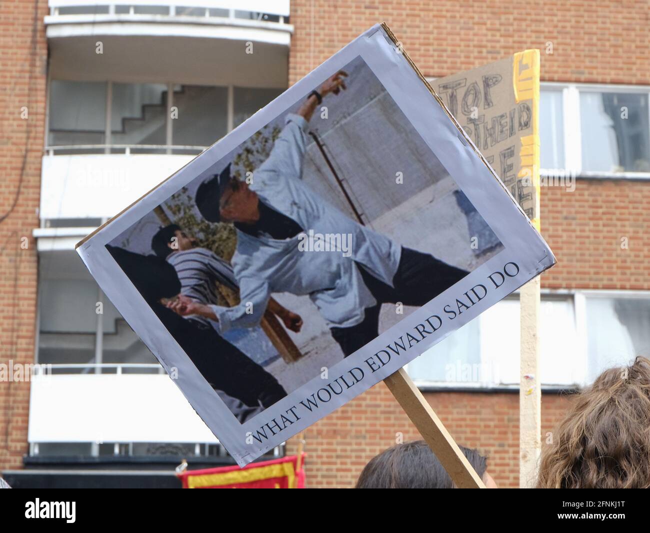 London, Großbritannien. 15/05/21 EIN Protestler hält ein Plakat mit einem Bild von Edward Said bei einer Demonstration gegen Angriffe in Gaza. Stockfoto