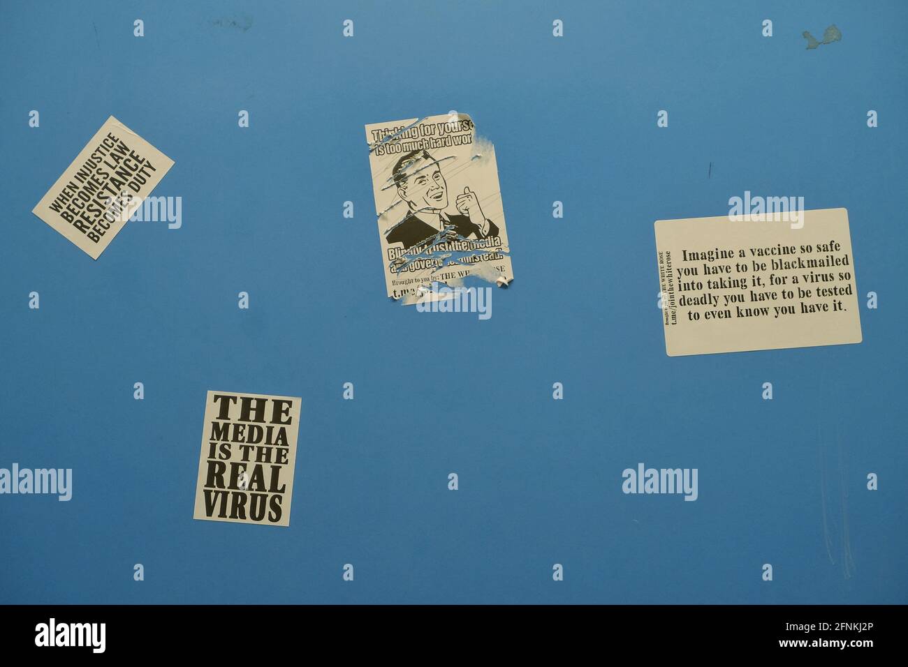 Anti-Lockdown-Aufkleber, die die Türen zu einer öffentlichen Toilette im Zentrum von London bedeckten, die von Demonstranten während verschiedener "Freiheitskundgebungen" dort angebracht wurden. Stockfoto