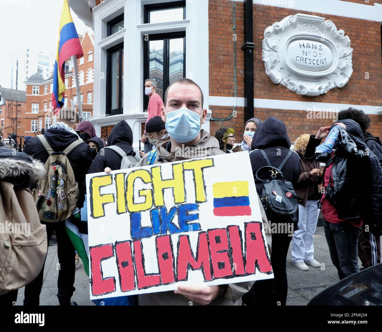 Ein Protestler steht bei einer Demonstration vor der kolumbianischen Botschaft Sensibilisierung für Menschenrechtsverletzungen im Land Stockfoto