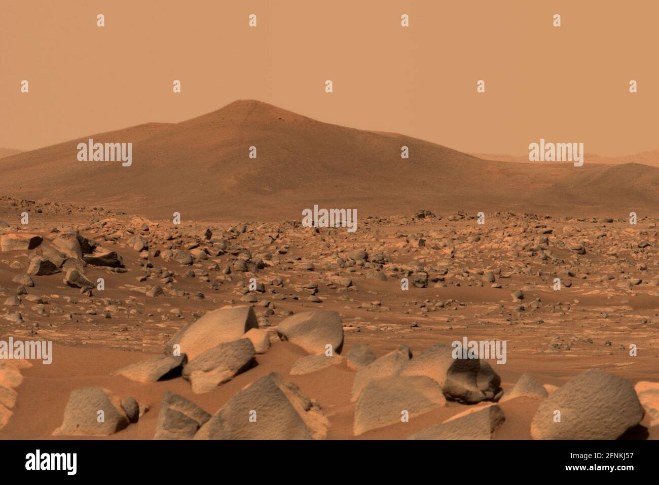 Washington, Usa. Mai 2021. Der Ausdauer-Mars-Rover der NASA nutzte seinen Dual-Kamera-Mastercam-Z-Imager, um dieses Bild von „Santa Cruz“, einem Hügel rund 1.5 2.5 Kilometer vom Rover entfernt, am 29. April 2021, dem 68. Mars-Tag oder sol, der Mission, aufzunehmen. Die gesamte Szene befindet sich im Jezero-Krater des Mars; der Kraterrand ist auf der Horizontseite jenseits des Hügels zu sehen. NASA/UPI Credit: UPI/Alamy Live News Stockfoto