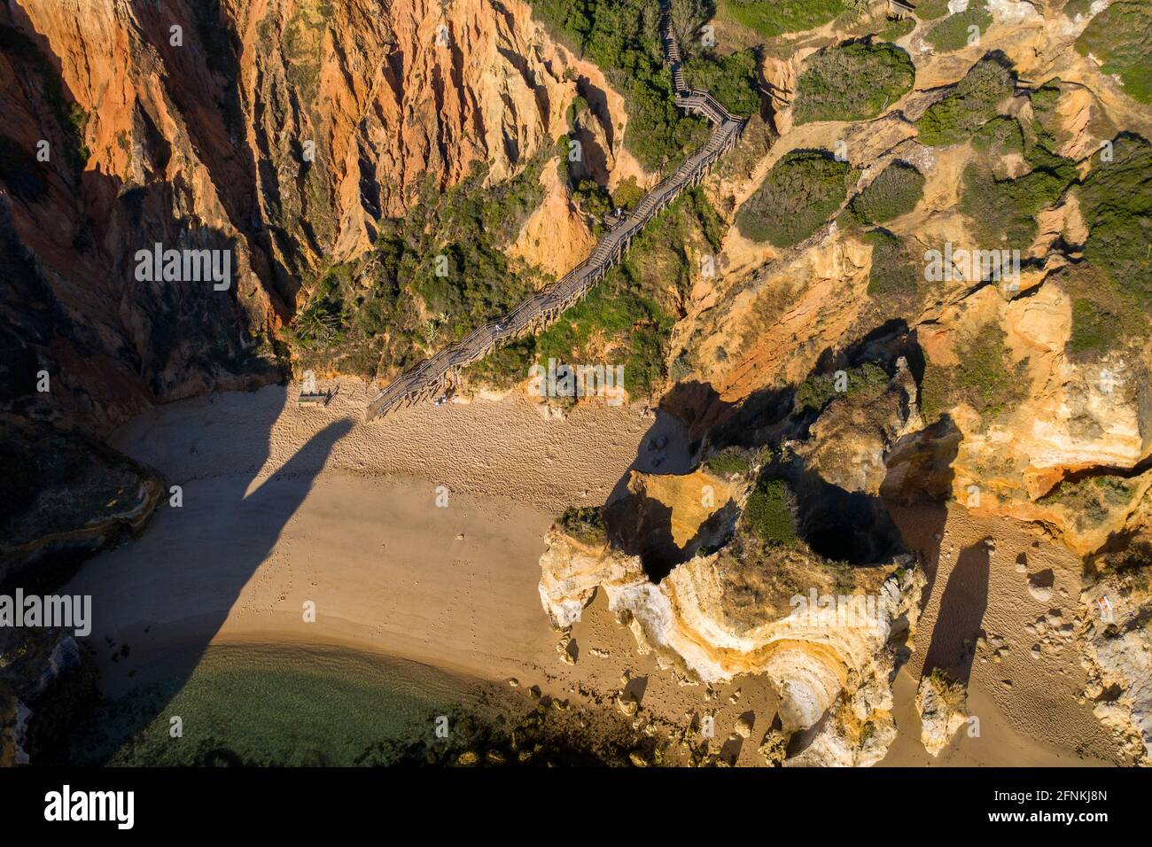 Camilo Beach in Lagos, Algarve - Portugal. Portugiesische südliche goldene Küstenklippen. Luftaufnahme bei Sonnenaufgang. Stockfoto