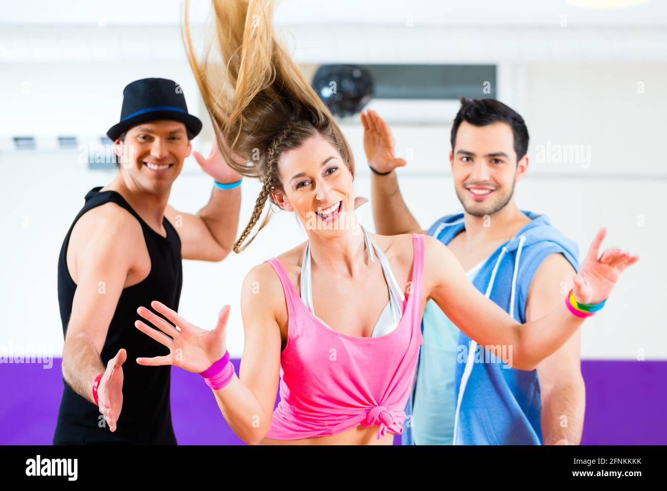 Gruppe von Männern und Frauen tanzen Zumba Fitness Choreographie in Tanzschule Stockfoto