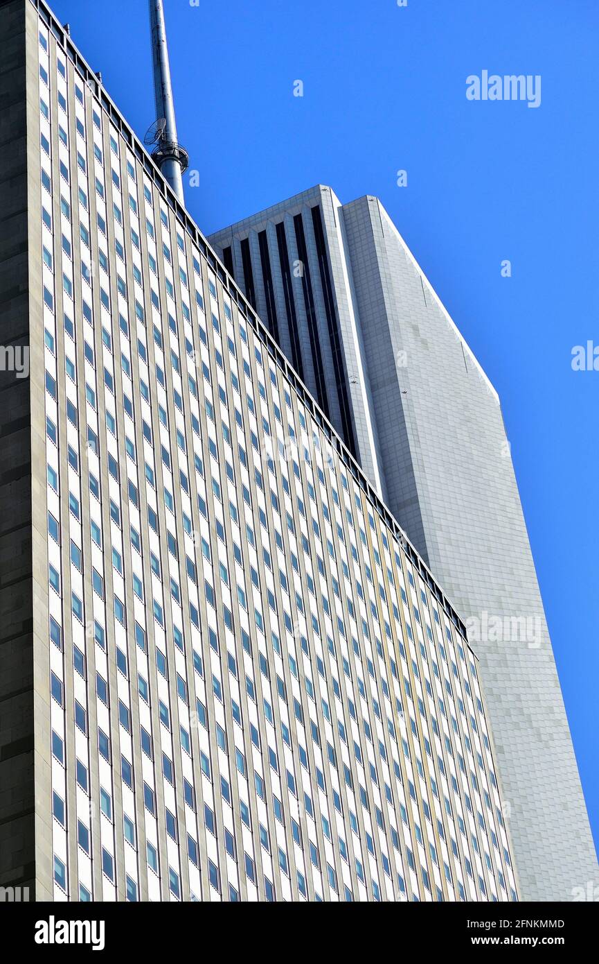 Chicago, Illinois, USA. Zwei Wahrzeichen der Stadt, die an der Nordgrenze des Millennium Parks kontrastierende Stile moderner Architektur bieten. Stockfoto
