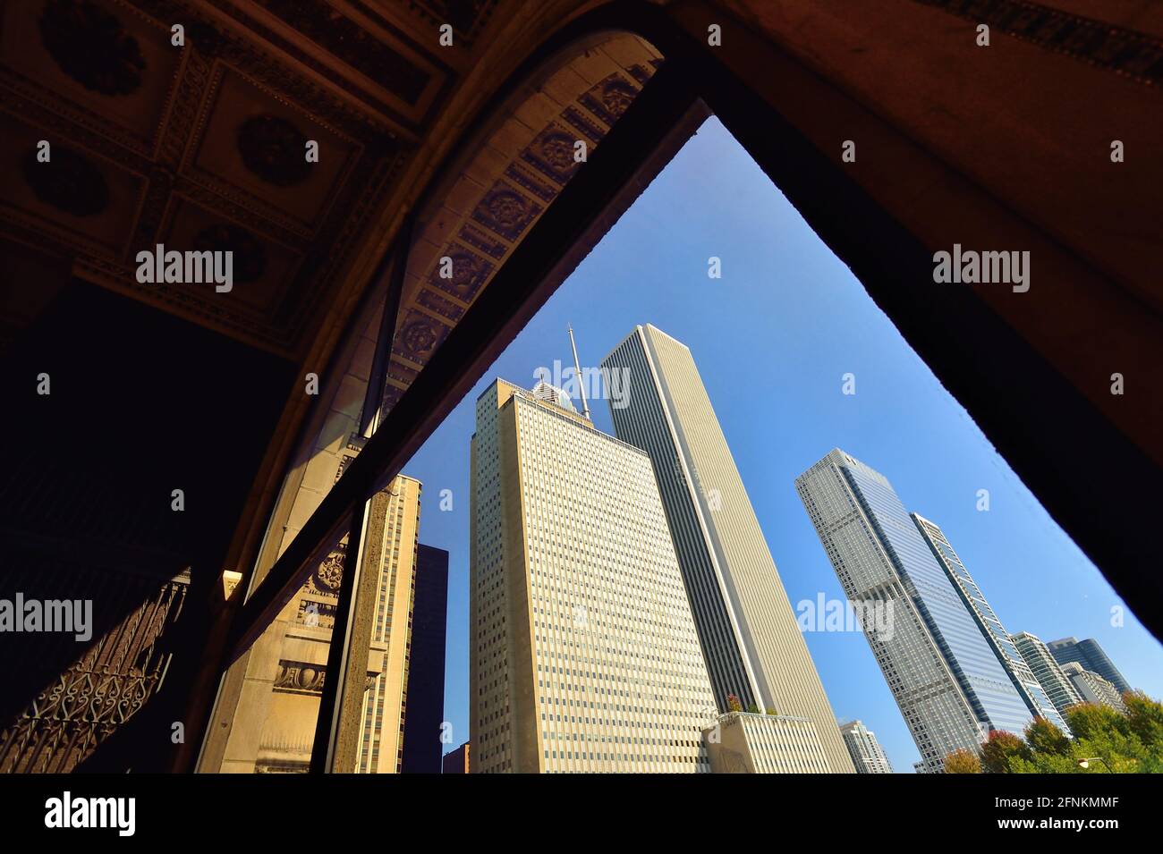 Chicago, Illinois, USA. Ein Teil der Skyline von Chicago, der an den Millennium Park angrenzt und von einem Fenster im Chicago Cultural Center aus zu sehen ist. Stockfoto