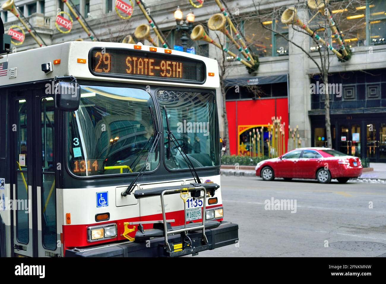 Chicago, Illinois, USA. Ein CTA-Bus-Zieltafel hilft, die berühmte Einkaufsstraße in der Innenstadt der State Street zu identifizieren. Stockfoto