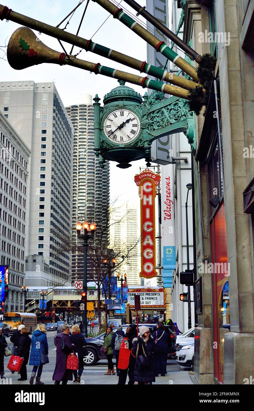 Chicago, Illinois, USA. Macy's in der State Street in Chicago wurde zu Weihnachten dekoriert. Macy's, das Wahrzeichen-Geschäft, war seit Generationen ein fester Bestandteil Chicagos. Stockfoto