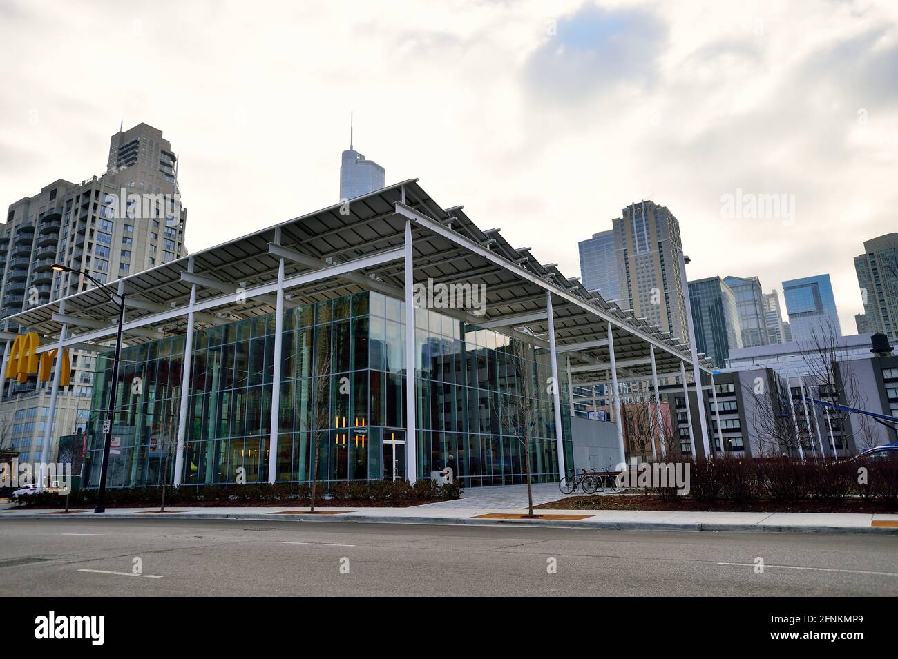 Chicago, Illinois, USA. Ein neuer, aufkommender Stil für McDonald's-Restaurants zeigt sich in der Struktur, die ein 2005 Rock N Roll McDonald's ersetzt hat. Stockfoto
