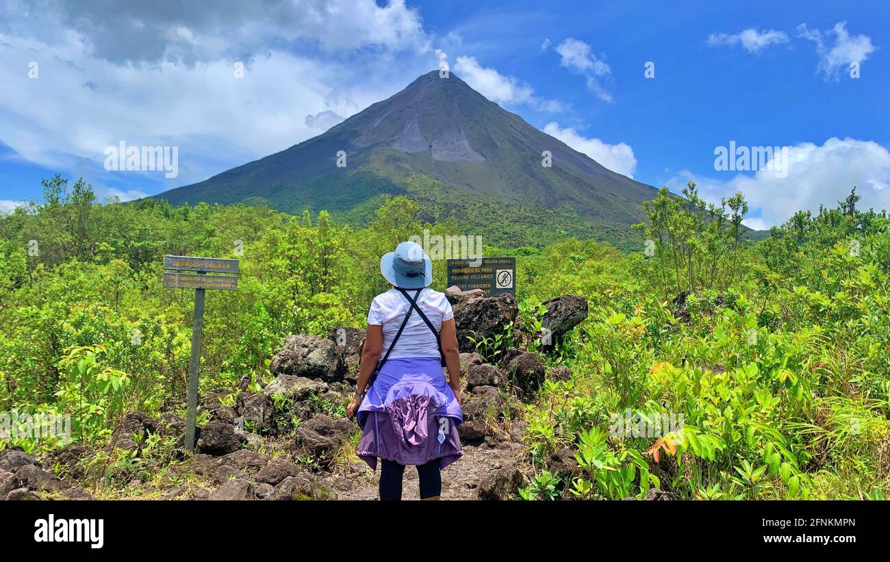 Frau beim Wandern vor dem Vulkan Arenal Nationalpark Costa Rica Stockfoto Frau beim Wandern vor dem Vulkan Arenal Nationalpark Costa Rica Stockfoto
