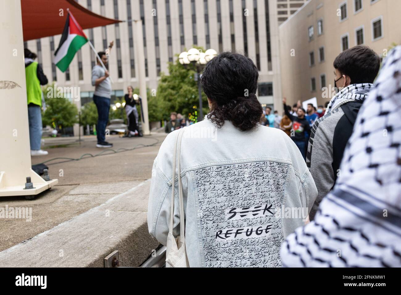 Dayton, Usa. Mai 2021. Der Redner hebt die Faust für ein befreites Palästina. Demonstranten treffen sich auf dem Courthouse Square in Dayton, Ohio, um sich zu versammeln und gegen den israelischen Luftangriff auf Gaza und die Besetzung Palästinas zu marschieren. Nach Angaben des von der Hamas geführten Gesundheitsministeriums beträgt die Gesamtzahl der Todesopfer rund 200, darunter 59 Kinder und 35 Frauen, wobei mindestens 1,305 verletzt wurden. (Foto von Stephen Zenner/SOPA Images/Sipa USA) Quelle: SIPA USA/Alamy Live News Stockfoto