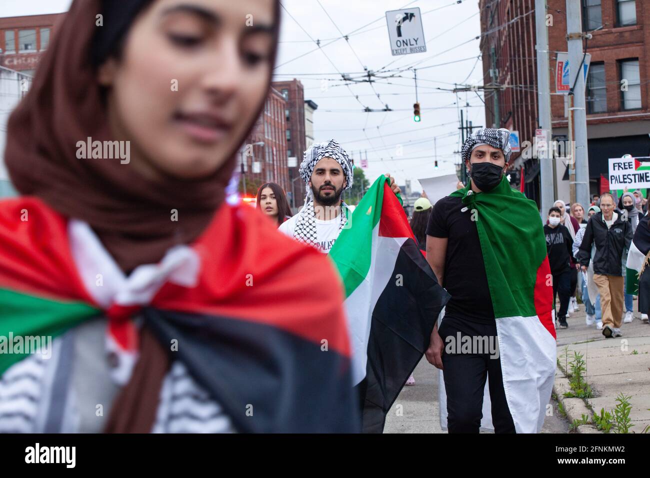 Dayton, Usa. Mai 2021. Palästinensische Demonstranten marschieren mit palästinensischen Flaggen und der algerischen Flagge durch die Innenstadt von Dayton. Demonstranten treffen sich auf dem Courthouse Square in Dayton, Ohio, um sich zu versammeln und gegen den israelischen Luftangriff auf Gaza und die Besetzung Palästinas zu marschieren. Nach Angaben des von der Hamas geführten Gesundheitsministeriums beträgt die Gesamtzahl der Todesopfer rund 200, darunter 59 Kinder und 35 Frauen, wobei mindestens 1,305 verletzt wurden. (Foto von Stephen Zenner/SOPA Images/Sipa USA) Quelle: SIPA USA/Alamy Live News Stockfoto