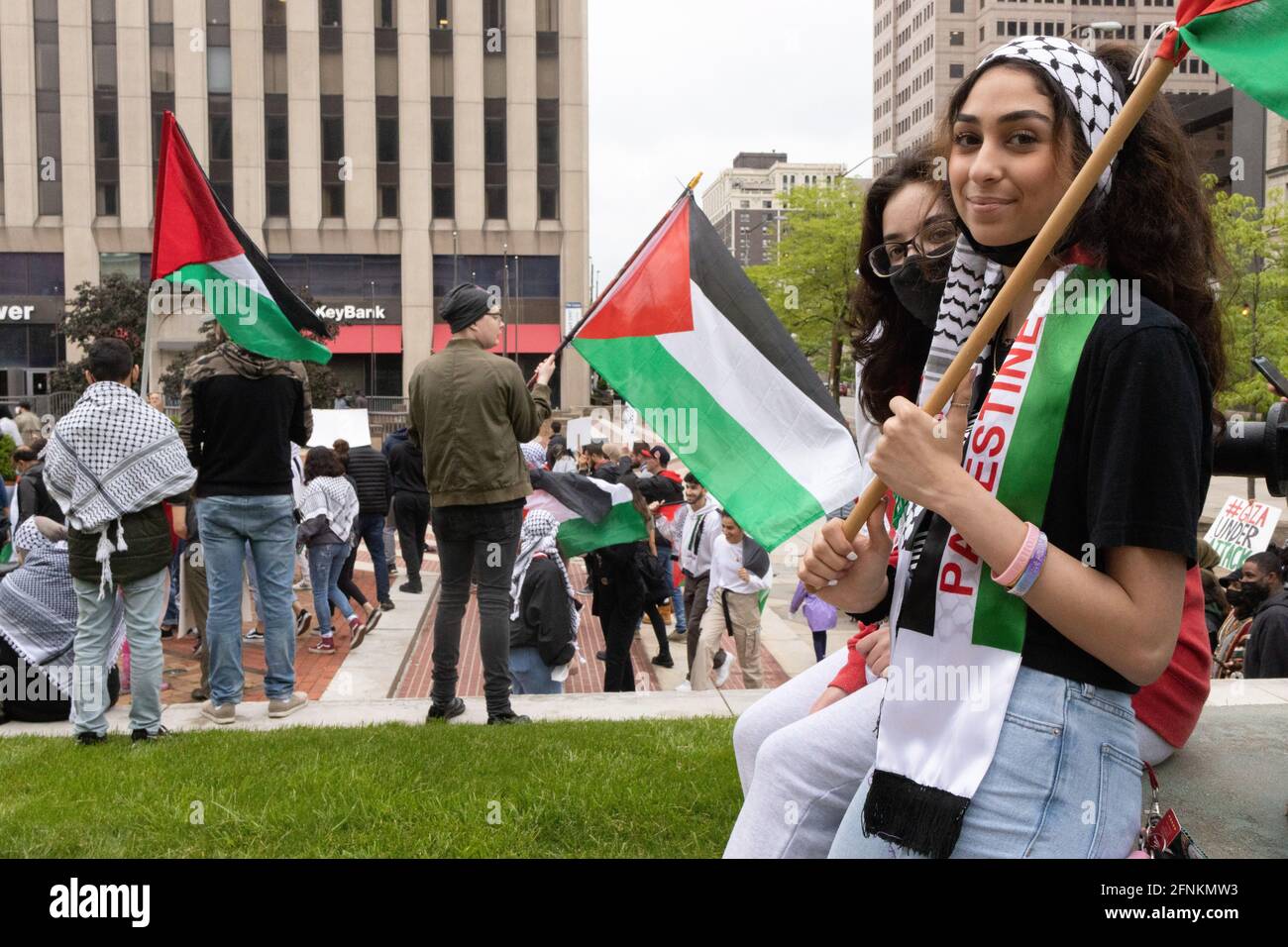 Dayton, Usa. Mai 2021. Eine Frau mit palästinensischer Flagge tritt für ein freies Palästina ein. Demonstranten treffen sich auf dem Courthouse Square in Dayton, Ohio, um sich zu versammeln und gegen den israelischen Luftangriff auf Gaza und die Besetzung Palästinas zu marschieren. Nach Angaben des von der Hamas geführten Gesundheitsministeriums beträgt die Gesamtzahl der Todesopfer rund 200, darunter 59 Kinder und 35 Frauen, wobei mindestens 1,305 verletzt wurden. (Foto von Stephen Zenner/SOPA Images/Sipa USA) Quelle: SIPA USA/Alamy Live News Stockfoto