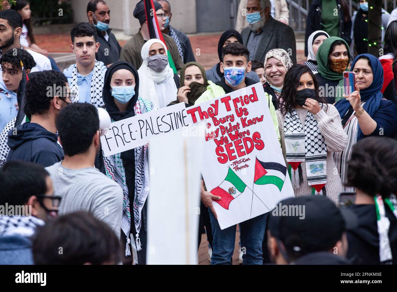 Dayton, Usa. Mai 2021. Demonstranten aus dem freien Palästina versammeln sich vor dem alten Gerichtsgebäude in Dayton, um gegen die israelische Besatzung Palästinas zu protestieren. Demonstranten treffen sich auf dem Courthouse Square in Dayton, Ohio, um sich zu versammeln und gegen den israelischen Luftangriff auf Gaza und die Besetzung Palästinas zu marschieren. Nach Angaben des von der Hamas geführten Gesundheitsministeriums beträgt die Gesamtzahl der Todesopfer rund 200, darunter 59 Kinder und 35 Frauen, wobei mindestens 1,305 verletzt wurden. (Foto von Stephen Zenner/SOPA Images/Sipa USA) Quelle: SIPA USA/Alamy Live News Stockfoto