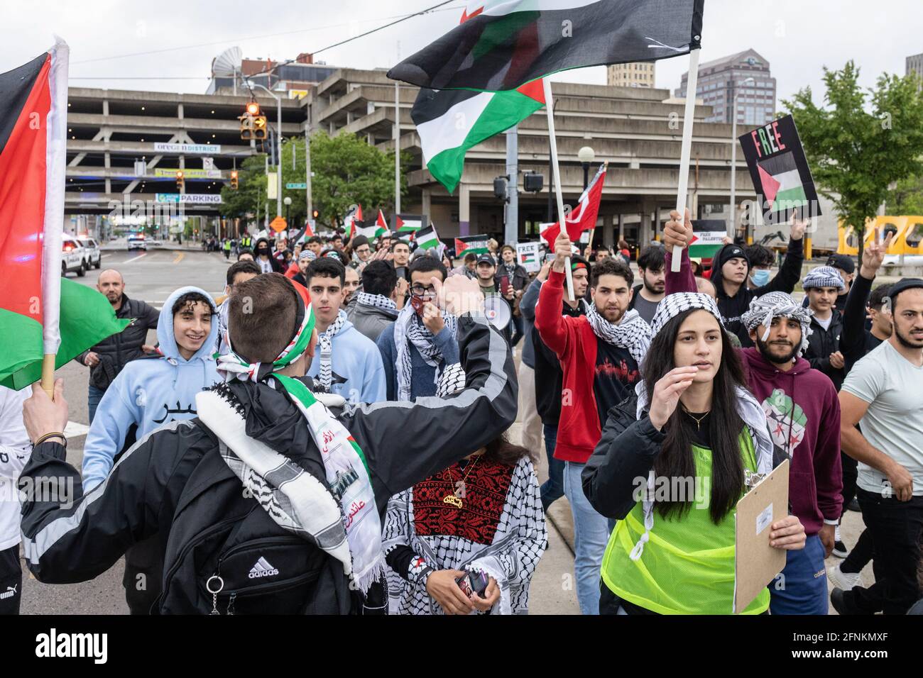 Dayton, Usa. Mai 2021. Demonstranten marschieren durch Dayton, schwenken Fahnen und skandieren für ein Palästina, das von der israelischen Besatzung befreit wurde. Demonstranten treffen sich auf dem Courthouse Square in Dayton, Ohio, um sich zu versammeln und gegen den israelischen Luftangriff auf Gaza und die Besetzung Palästinas zu marschieren. Nach Angaben des von der Hamas geführten Gesundheitsministeriums beträgt die Gesamtzahl der Todesopfer rund 200, darunter 59 Kinder und 35 Frauen, wobei mindestens 1,305 verletzt wurden. (Foto von Stephen Zenner/SOPA Images/Sipa USA) Quelle: SIPA USA/Alamy Live News Stockfoto