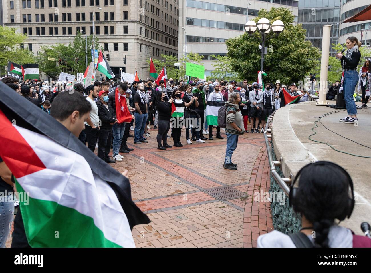 Dayton, Usa. Mai 2021. Der Sprecher schließt den marsch und die Kundgebung gegen die israelische Besatzung Palästinas ab. Demonstranten treffen sich auf dem Courthouse Square in Dayton, Ohio, um sich zu versammeln und gegen den israelischen Luftangriff auf Gaza und die Besetzung Palästinas zu marschieren. Nach Angaben des von der Hamas geführten Gesundheitsministeriums beträgt die Gesamtzahl der Todesopfer rund 200, darunter 59 Kinder und 35 Frauen, wobei mindestens 1,305 verletzt wurden. (Foto von Stephen Zenner/SOPA Images/Sipa USA) Quelle: SIPA USA/Alamy Live News Stockfoto
