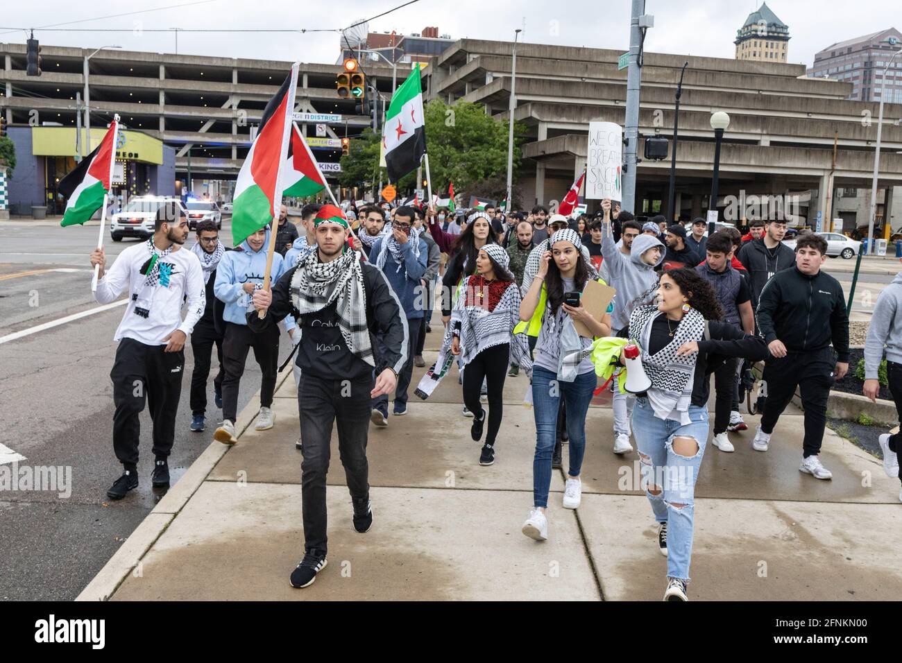 Dayton, Usa. Mai 2021. Demonstranten marschieren mit Fahnen durch die Innenstadt von Dayton für ein befreites Palästina.Demonstranten treffen sich auf dem Courthouse Square in Dayton, Ohio, um sich zu versammeln und gegen den israelischen Luftangriff auf Gaza und die Besetzung Palästinas zu marschieren. Nach Angaben des von der Hamas geführten Gesundheitsministeriums beträgt die Gesamtzahl der Todesopfer rund 200, darunter 59 Kinder und 35 Frauen, wobei mindestens 1,305 verletzt wurden. (Foto von Stephen Zenner/SOPA Images/Sipa USA) Quelle: SIPA USA/Alamy Live News Stockfoto