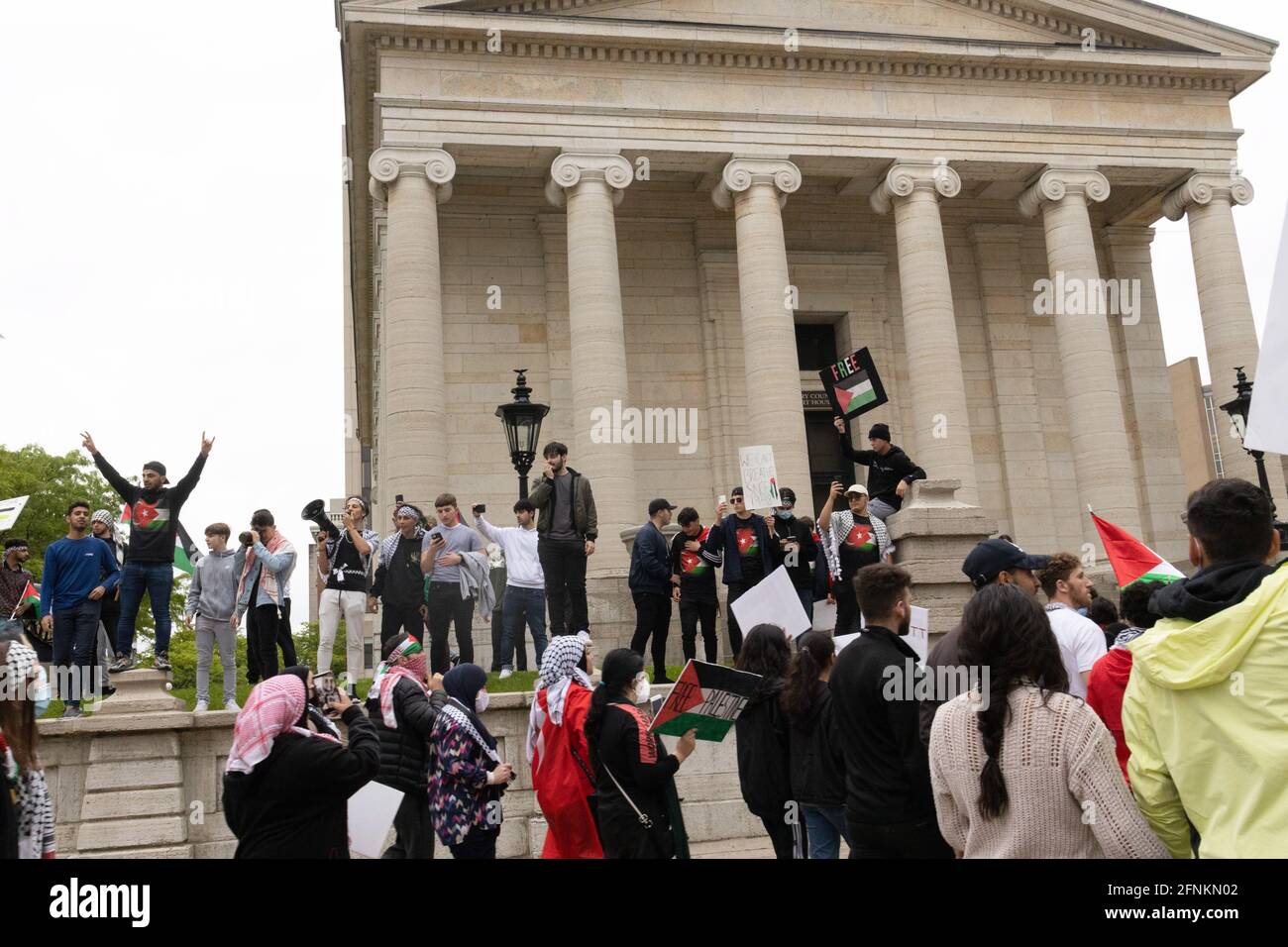 Dayton, Usa. Mai 2021. Demonstranten gegen die israelische Besetzung Palästinas stehen vor dem alten Gerichtsgebäude in Dayton. Demonstranten treffen sich auf dem Courthouse Square in Dayton, Ohio, um sich zu versammeln und gegen den israelischen Luftangriff auf Gaza und die Besetzung Palästinas zu marschieren. Nach Angaben des von der Hamas geführten Gesundheitsministeriums beträgt die Gesamtzahl der Todesopfer rund 200, darunter 59 Kinder und 35 Frauen, wobei mindestens 1,305 verletzt wurden. (Foto von Stephen Zenner/SOPA Images/Sipa USA) Quelle: SIPA USA/Alamy Live News Stockfoto