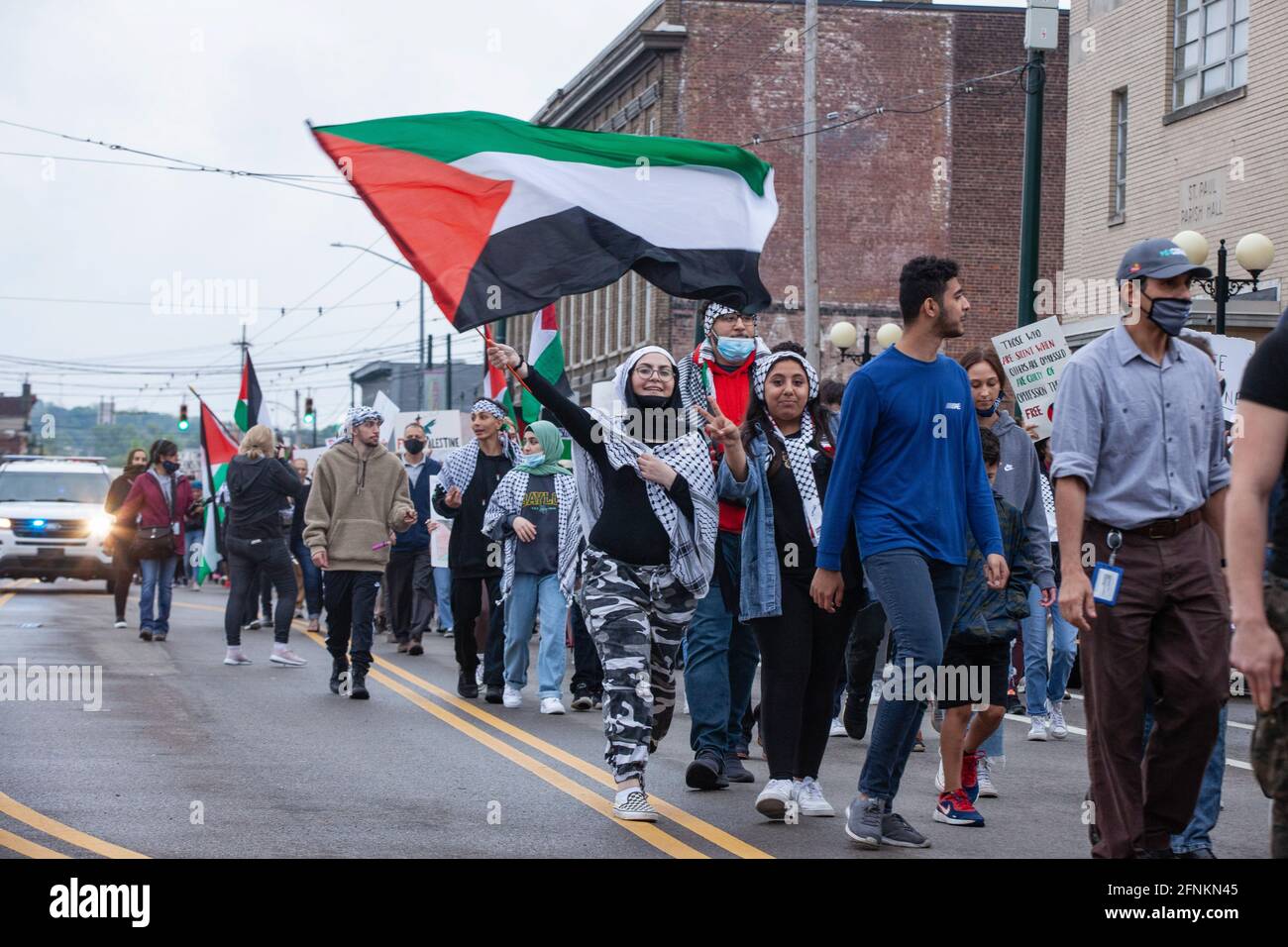 Dayton, Usa. Mai 2021. Demonstranten aus dem freien Palästina schwenken palästinensische Fahnen und marschieren durch Dayton. Demonstranten treffen sich auf dem Courthouse Square in Dayton, Ohio, um sich zu versammeln und gegen den israelischen Luftangriff auf Gaza und die Besetzung Palästinas zu marschieren. Nach Angaben des von der Hamas geführten Gesundheitsministeriums beträgt die Gesamtzahl der Todesopfer rund 200, darunter 59 Kinder und 35 Frauen, wobei mindestens 1,305 verletzt wurden. Kredit: SOPA Images Limited/Alamy Live Nachrichten Stockfoto